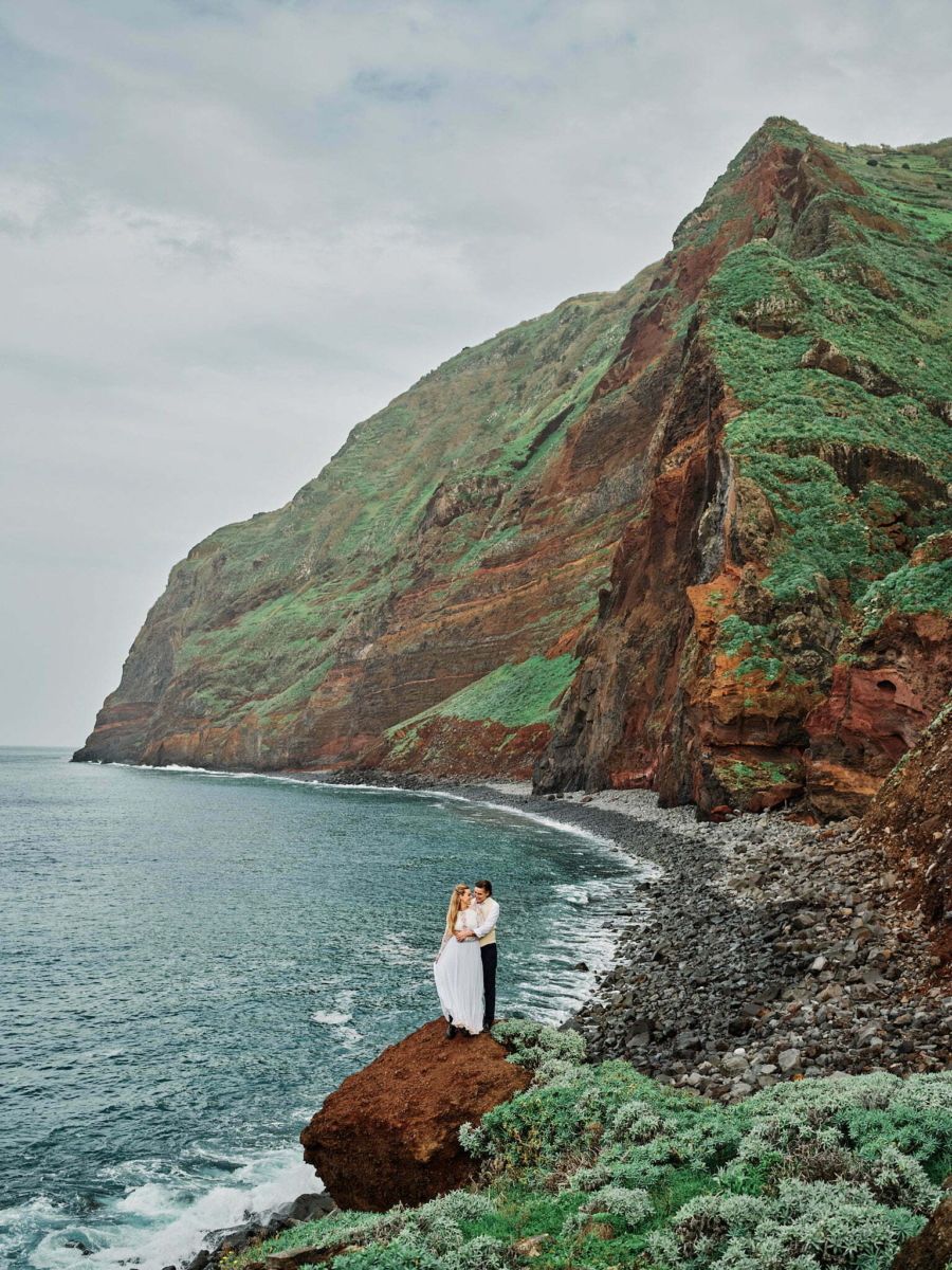 Bride on Madeira cliff during photography workshop