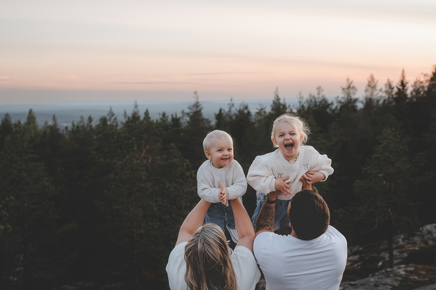 Best Family Photo winner at the 2025 Way Up North Awards, photographed by Tina Lindroos, Finland